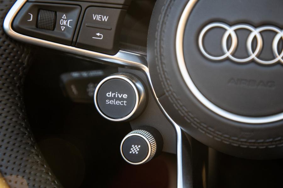 Детали интерьера Audi R8 V10 Performance Spyder 2019 года  (NA) (фото 40 из 46)